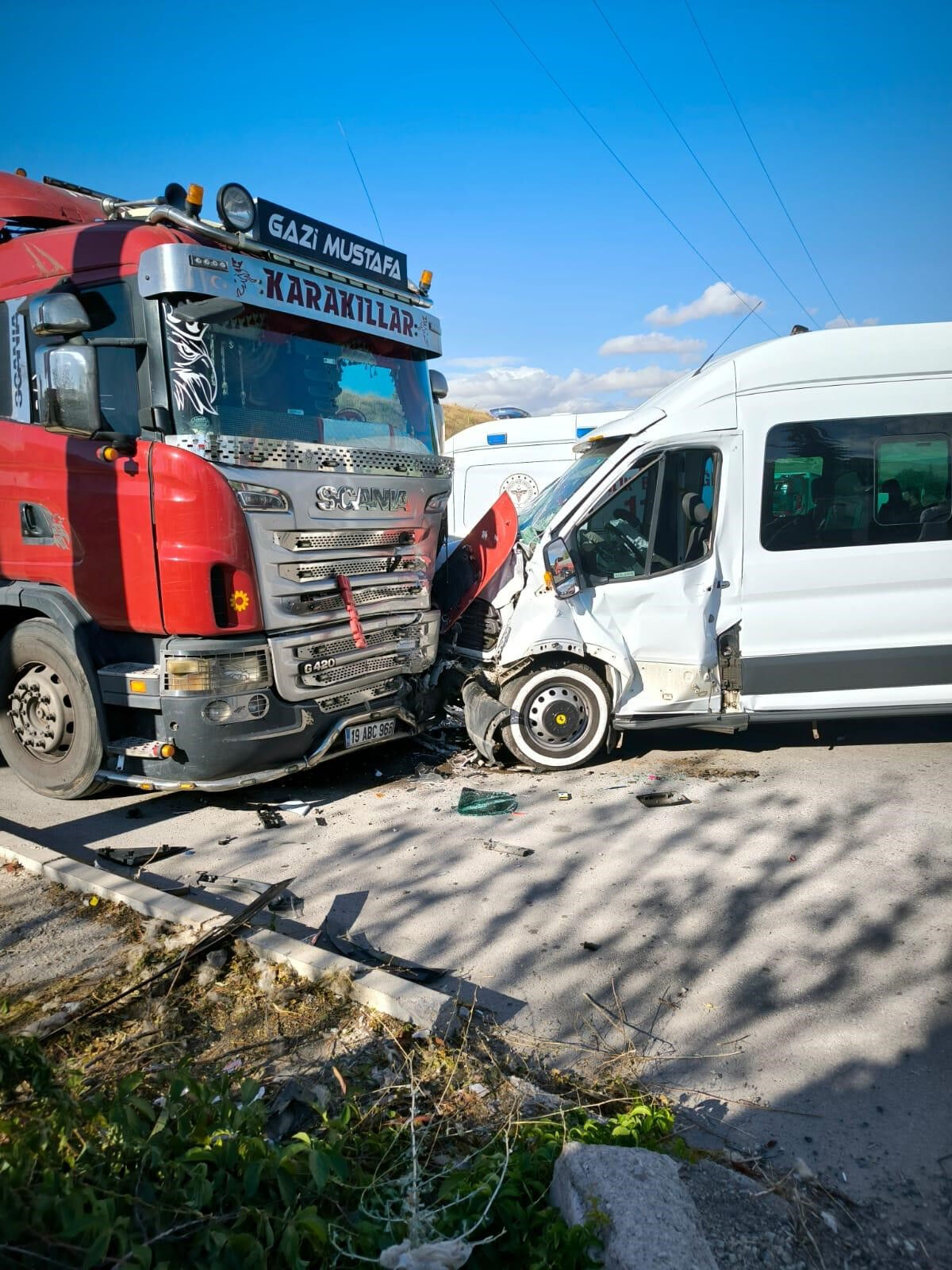 Minibüs, otomobil ve tıra çarptı: 14 yaralı - 1. Resim