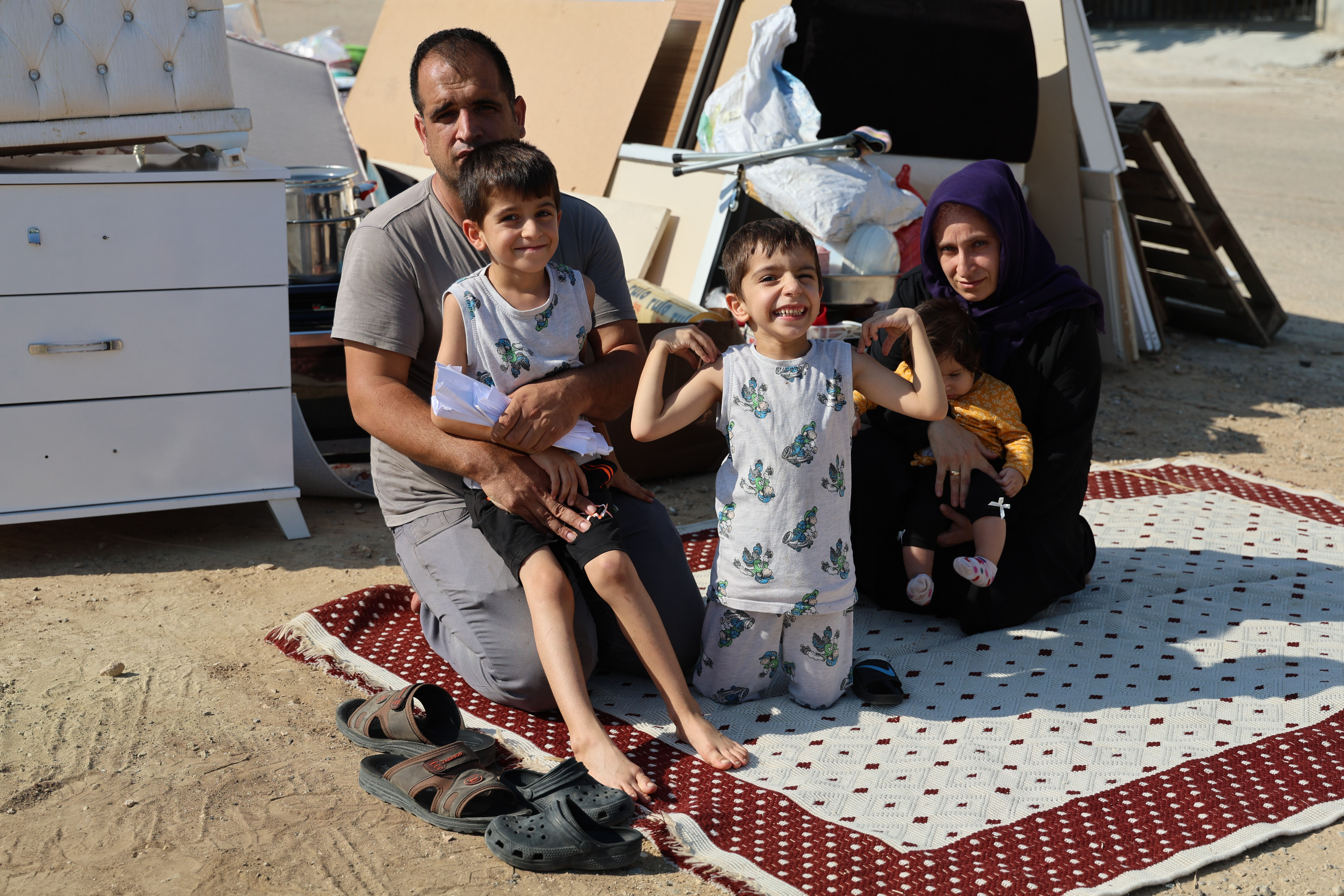 Önce kocası boşadı, sonra evden atıldı! 2'si engelli 4 çocukla perişan halde Önce kocası boşadı, sonra evden atıldı! 2'si engelli 4 çocukla perişan halde - 1. Resim