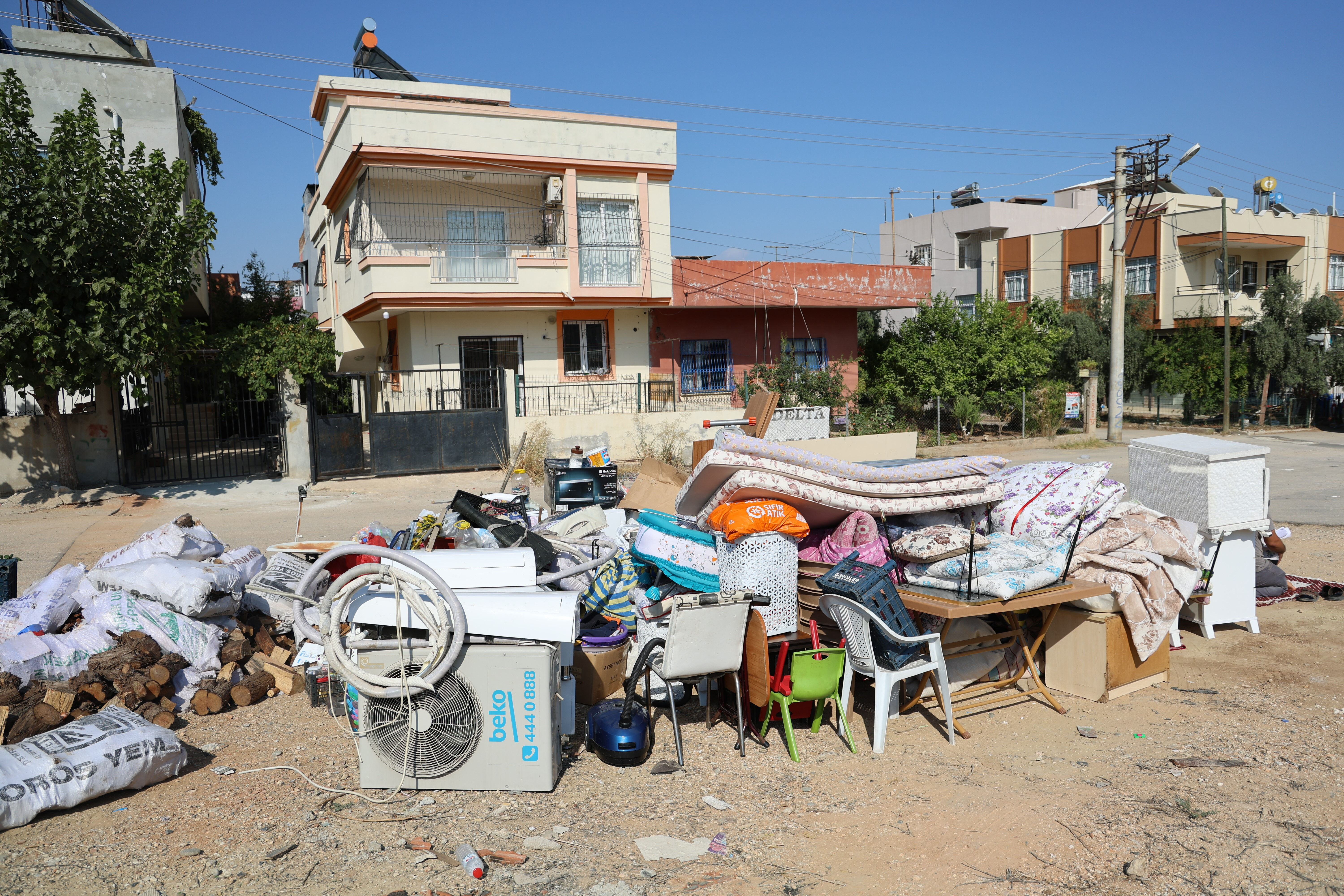 Önce kocası boşadı, sonra evden atıldı! 2'si engelli 4 çocukla perişan halde Önce kocası boşadı, sonra evden atıldı! 2'si engelli 4 çocukla perişan halde - 3. Resim