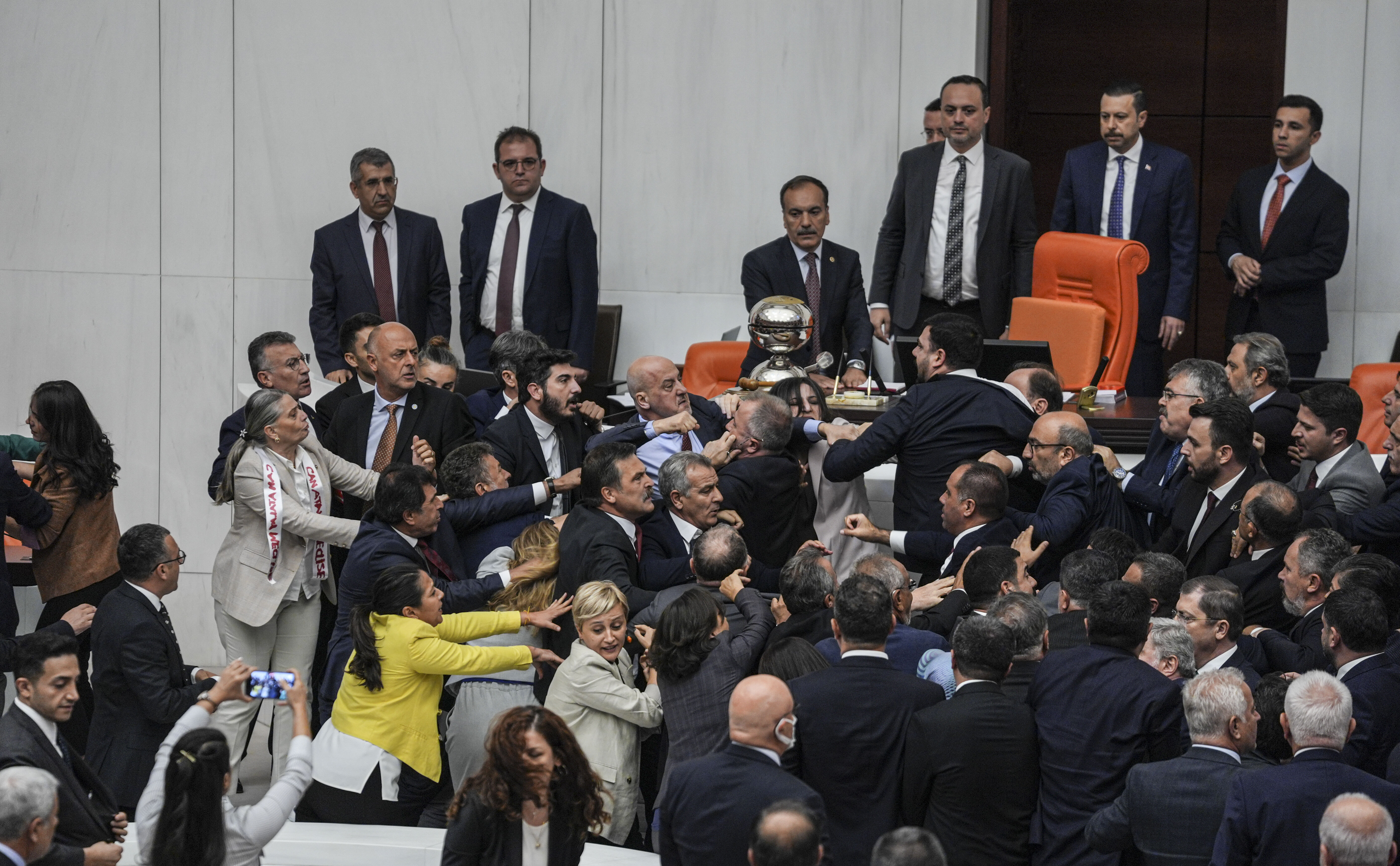 TBMM Can Atalay için olağanüstü toplandı! Oturumda yumruklar havada uçuştu - 2. Resim