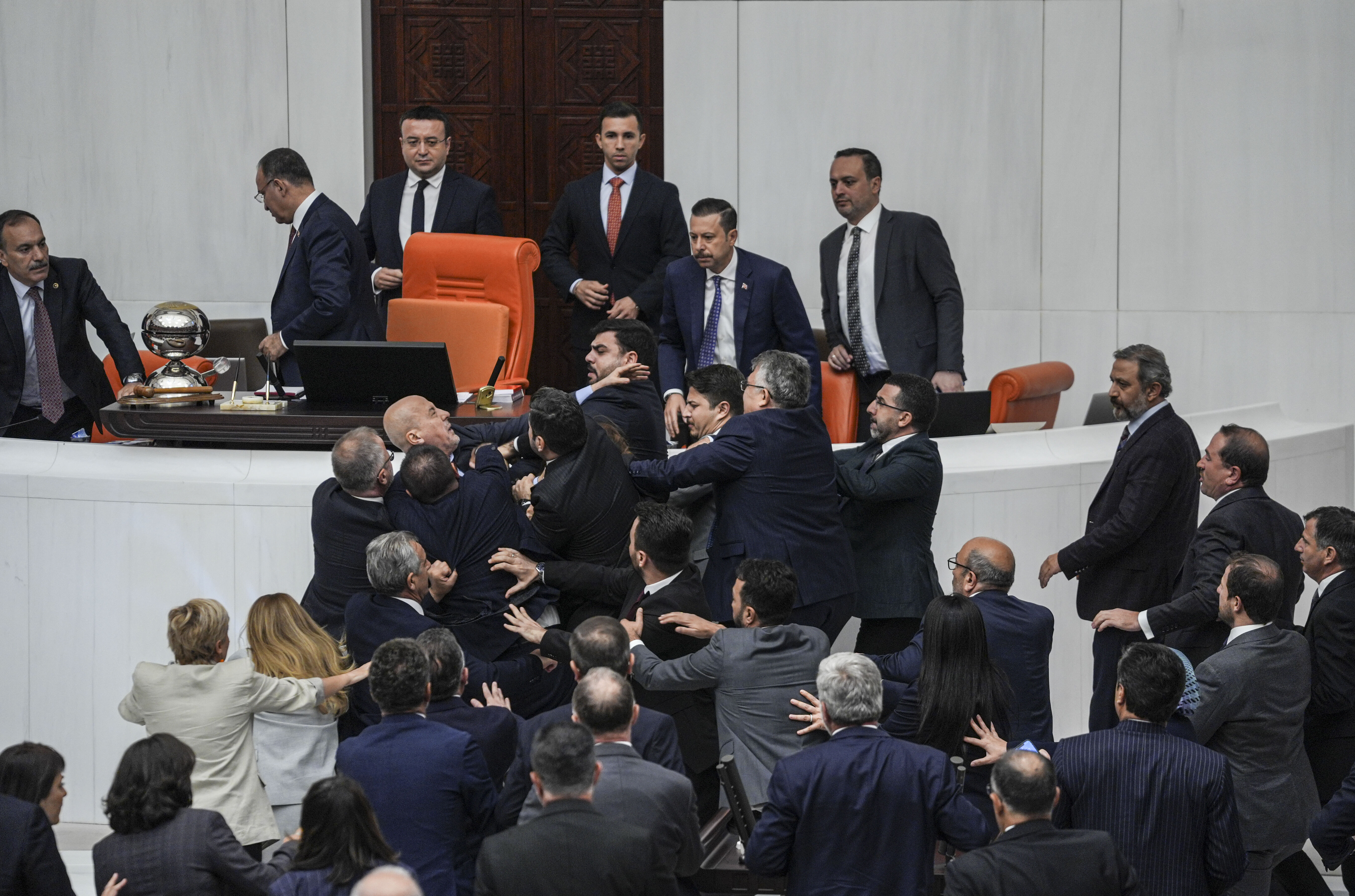 TBMM Can Atalay için olağanüstü toplandı! Oturumda yumruklar havada uçuştu - 1. Resim