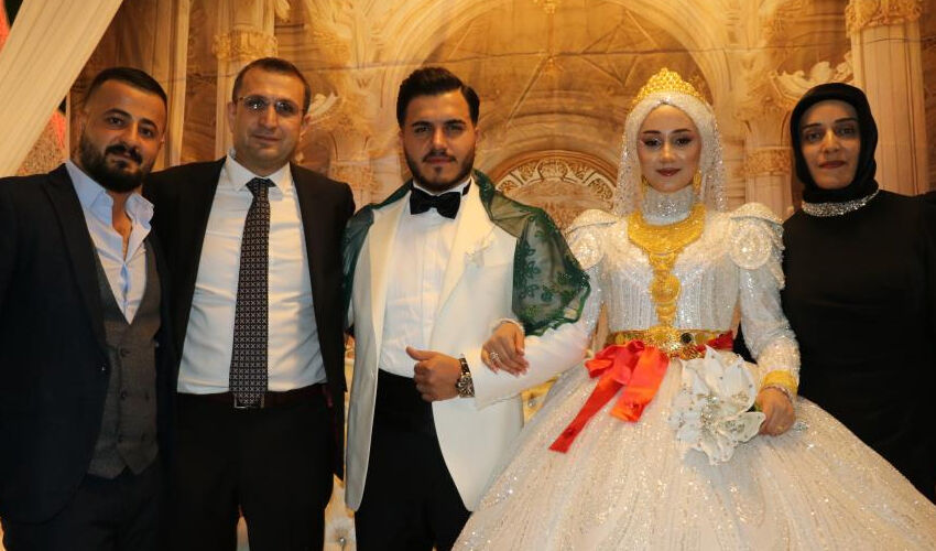 Van’da aşiret düğünü: Gelin ve damat takı içinde yüzdü! Paraları sayanlar resmen yoruldu - 1. Resim