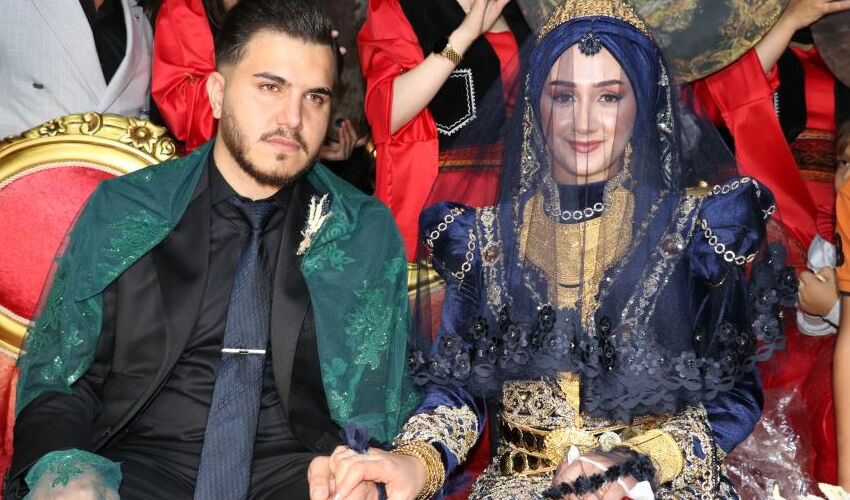 Van’da aşiret düğünü: Gelin ve damat takı içinde yüzdü! Paraları sayanlar resmen yoruldu - 5. Resim