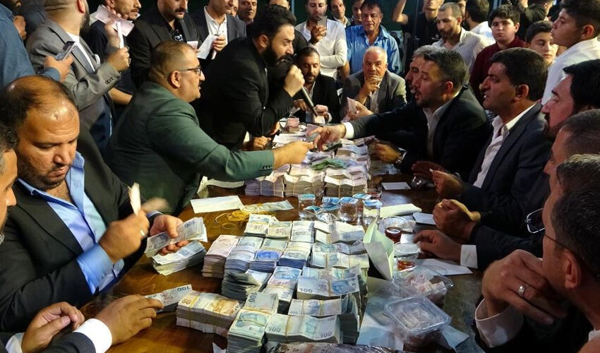 Van’da aşiret düğünü: Gelin ve damat takı içinde yüzdü! Paraları sayanlar resmen yoruldu - 3. Resim