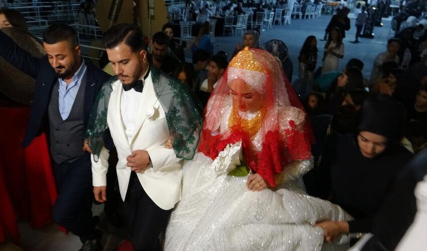 Van’da aşiret düğünü: Gelin ve damat takı içinde yüzdü! Paraları sayanlar resmen yoruldu - 2. Resim