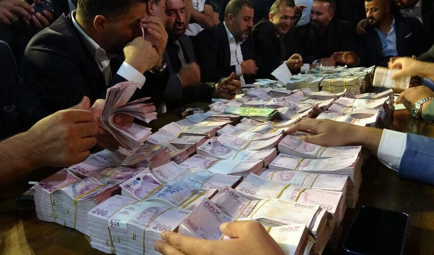 Van’da aşiret düğünü: Gelin ve damat takı içinde yüzdü! Paraları sayanlar resmen yoruldu - 4. Resim