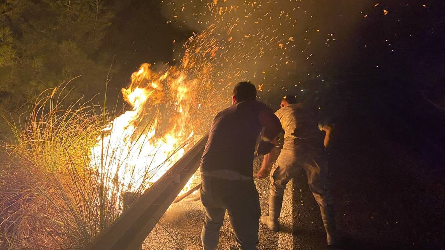 Yangın etraflarını sardı! Gazeteciler ve gönüllüler alevlerden son anda kurtuldu Yangın etraflarını sardı! Gazeteciler ve gönüllüler alevlerden son anda kurtuldu - 2. Resim