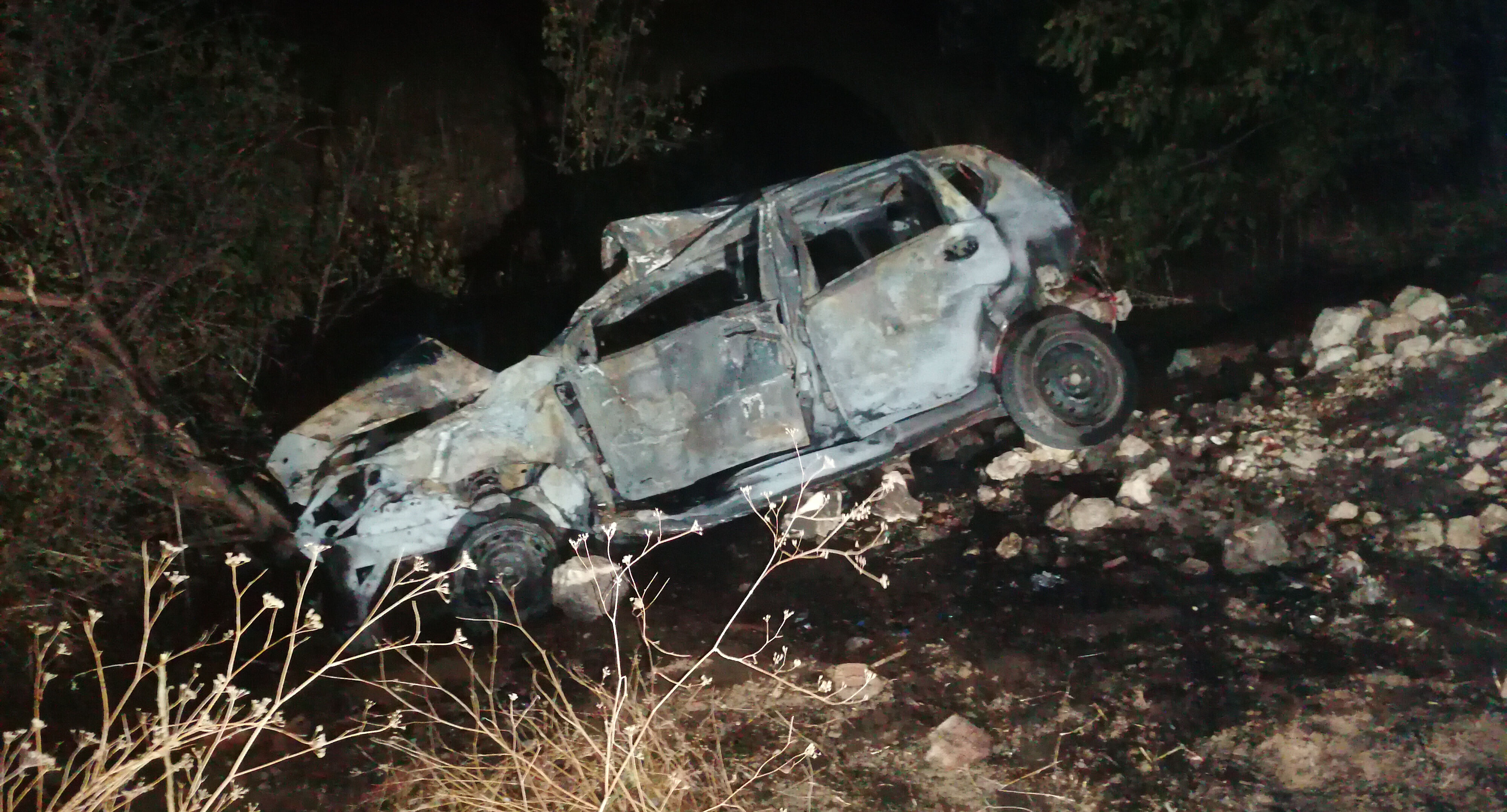 Yolcu otobüsü ile çarpışan otomobil alev aldı! Ölü ve yaralılar var - 1. Resim