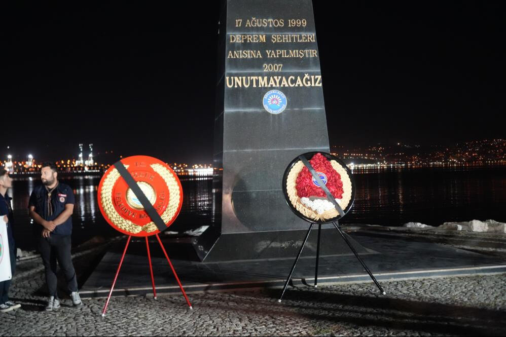 17 Ağustos depreminde hayatını kaybedenler dualarla anıldı 17 Ağustos depreminde hayatını kaybedenler dualarla anıldı - 1. Resim