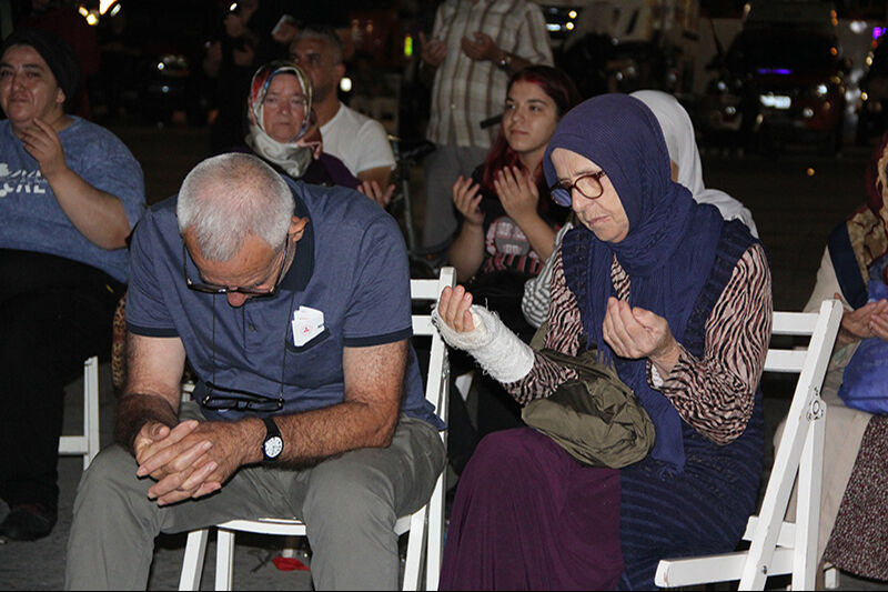 17 Ağustos depreminde hayatını kaybedenler dualarla anıldı 17 Ağustos depreminde hayatını kaybedenler dualarla anıldı - 3. Resim