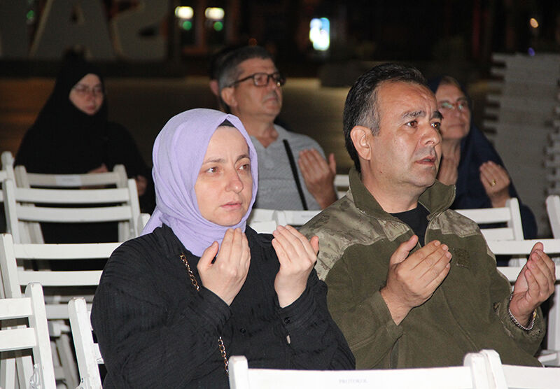 17 Ağustos depreminde hayatını kaybedenler dualarla anıldı 17 Ağustos depreminde hayatını kaybedenler dualarla anıldı - 5. Resim
