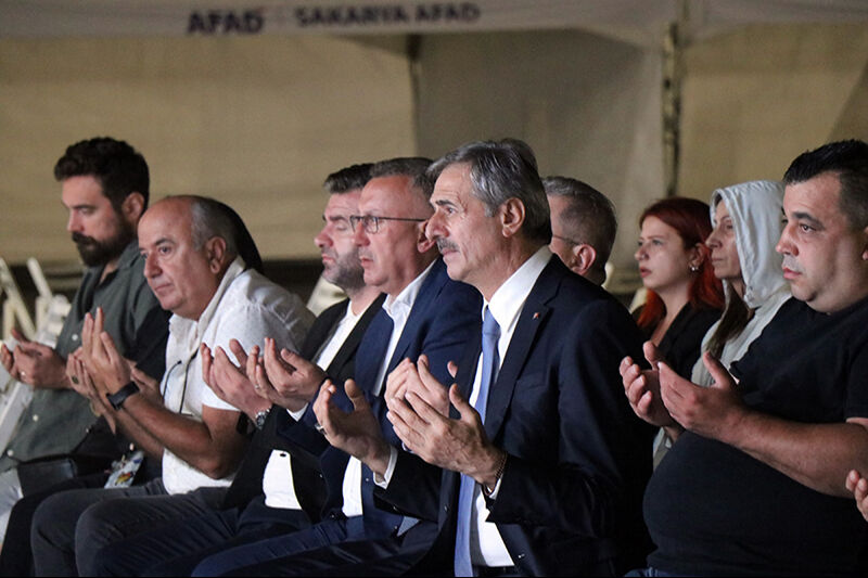 17 Ağustos depreminde hayatını kaybedenler dualarla anıldı 17 Ağustos depreminde hayatını kaybedenler dualarla anıldı - 4. Resim