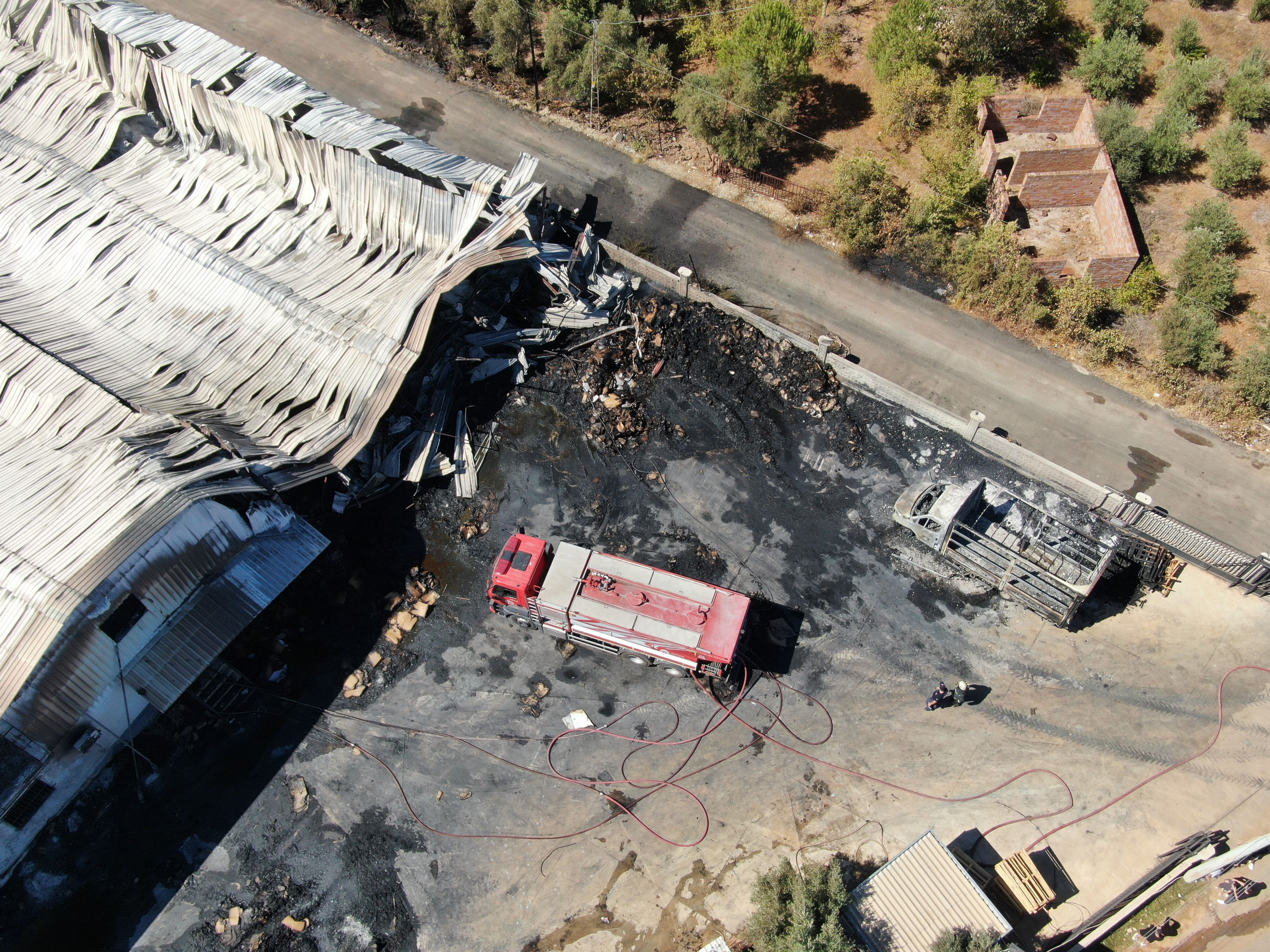 Antalya'da alev alev yanan kağıt fabrikasında zarar 100 milyon lira - 2. Resim