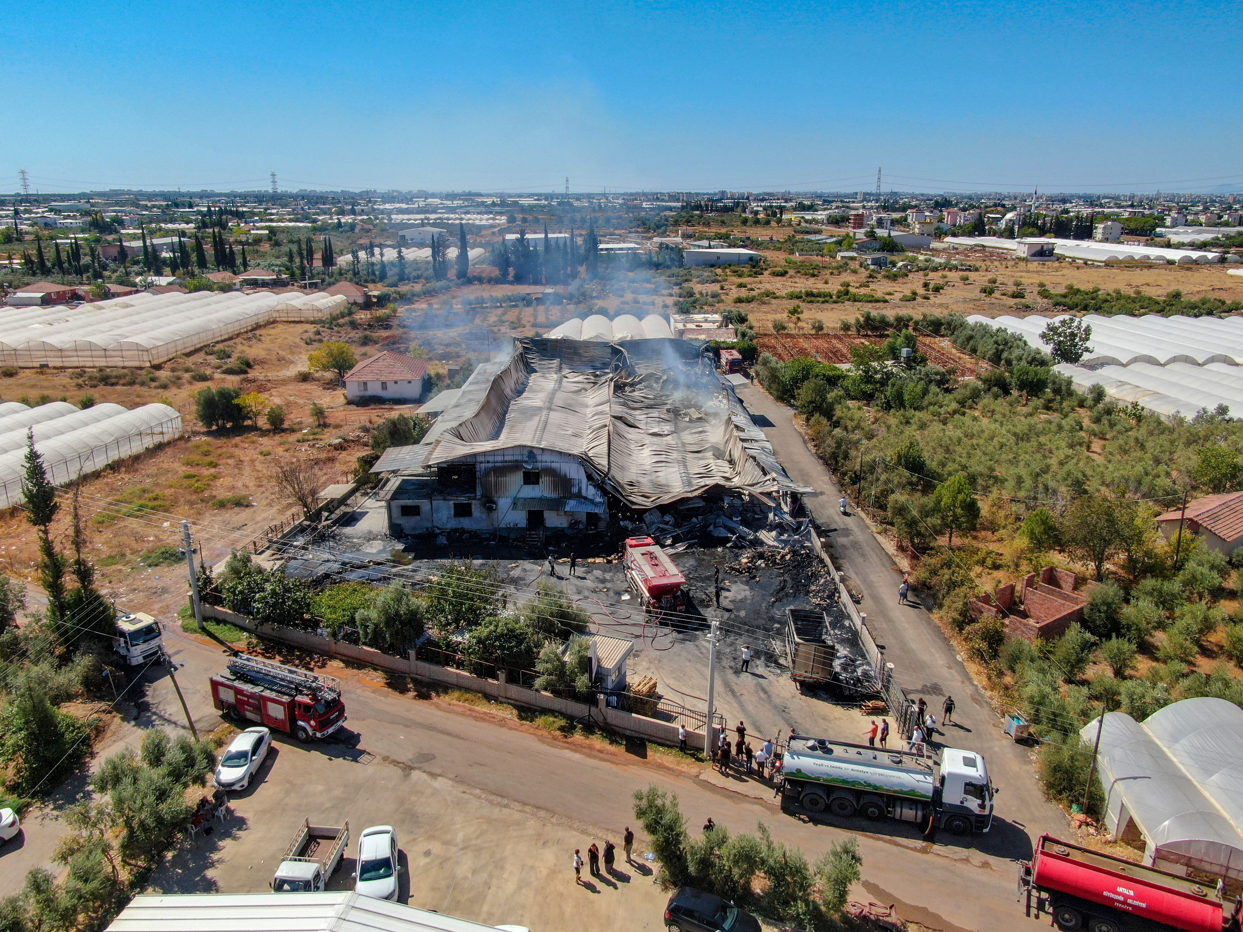 Antalya'da alev alev yanan kağıt fabrikasında zarar 100 milyon lira - 3. Resim
