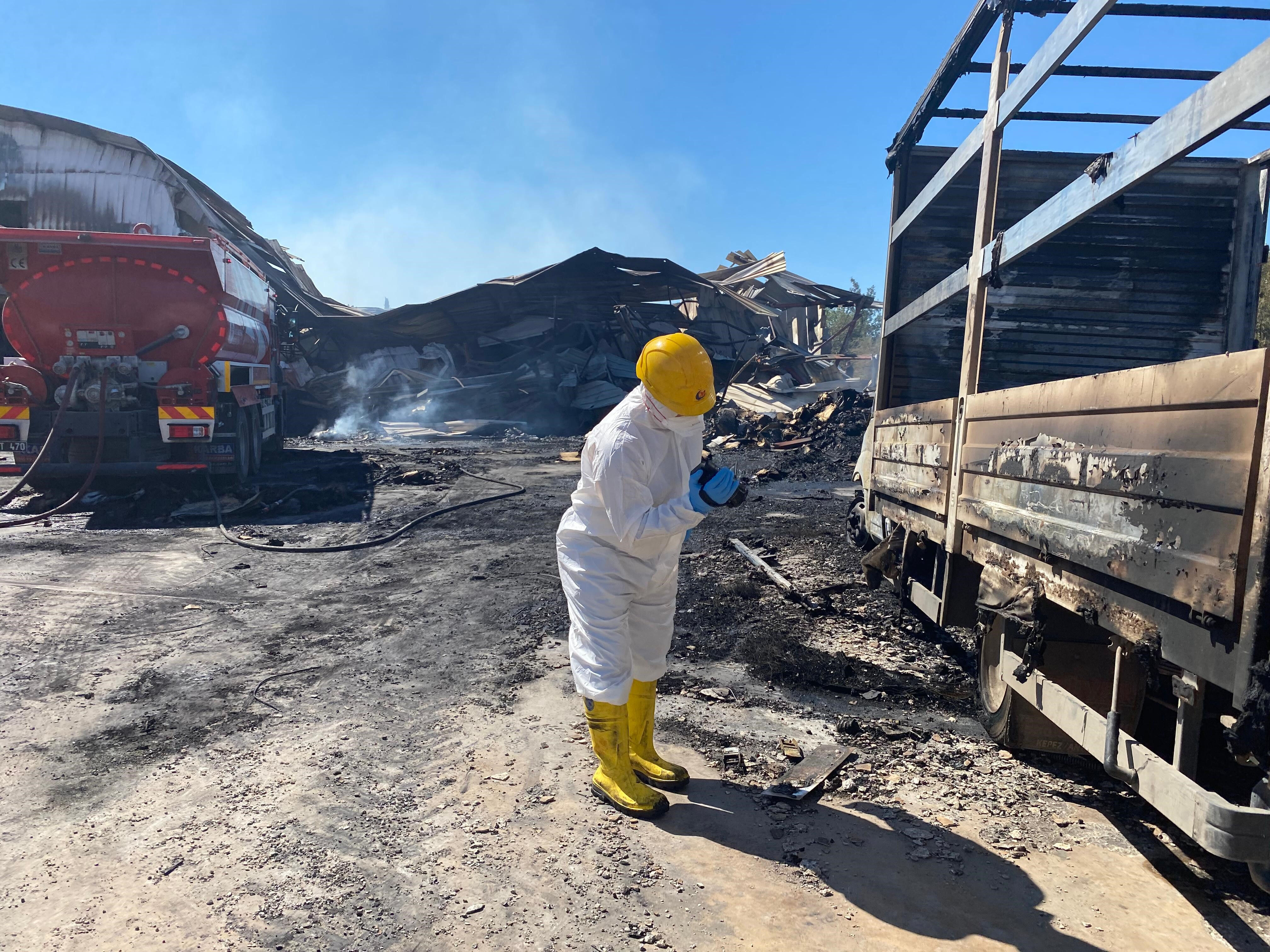 Antalya'da alev alev yanan kağıt fabrikasında zarar 100 milyon lira - 1. Resim