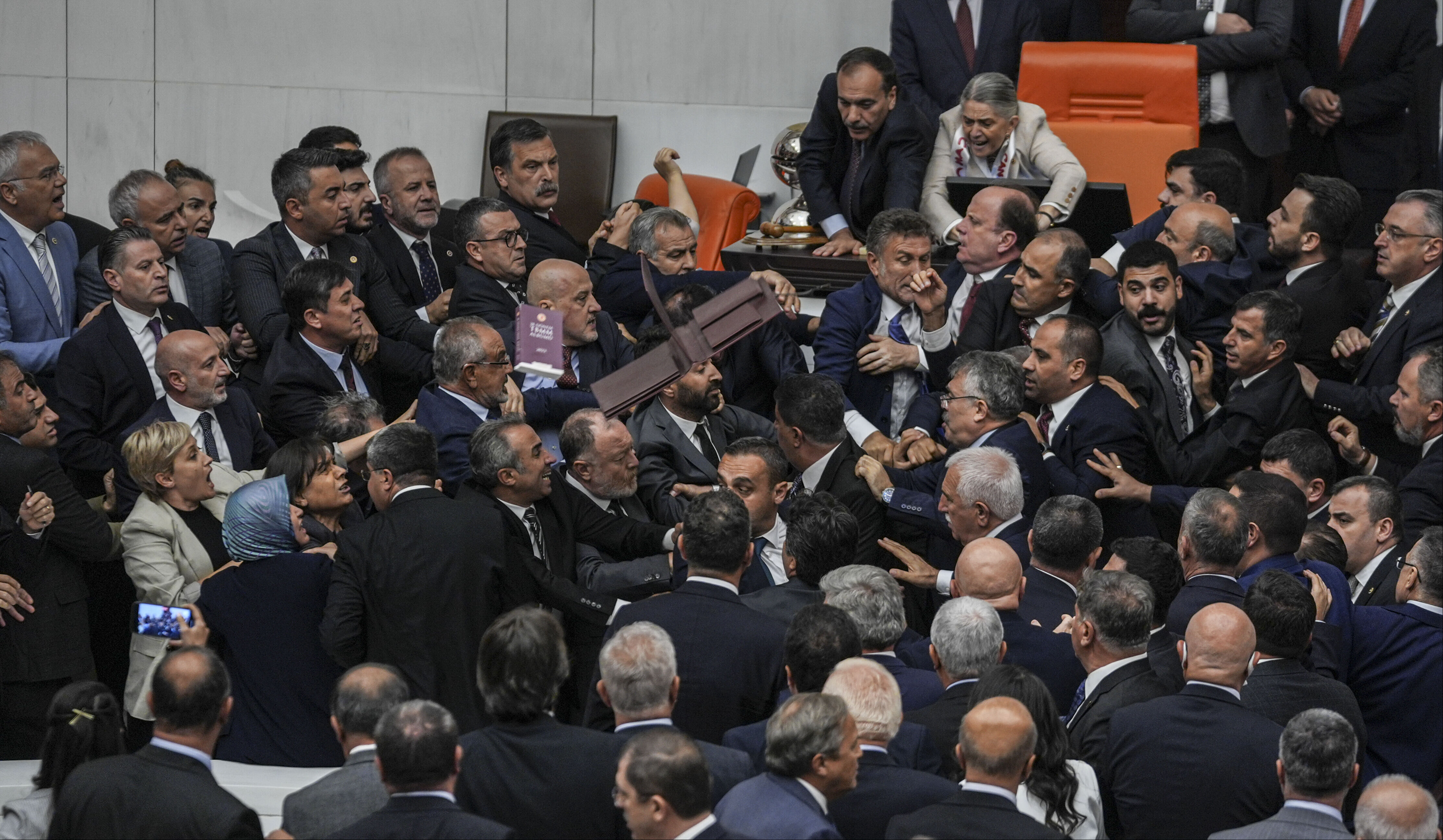 Bahçeli'den olaylı Can Atalay oturumuna ilk yorum: AK Parti biz yokken de gereğini yaptı Bahçeli'den olaylı Can Atalay oturumuna ilk yorum: AK Parti biz yokken de gereğini yaptı - 2. Resim