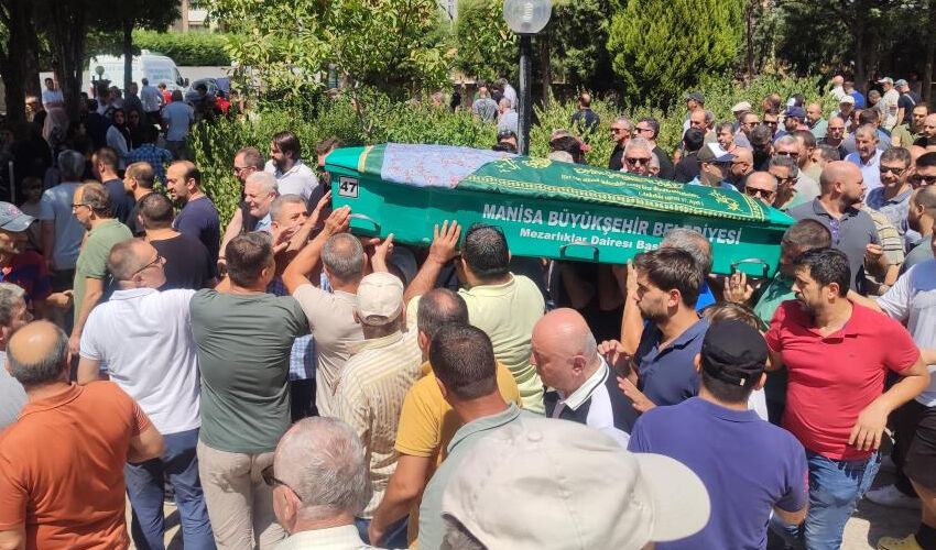 Doktor Güler Özcan Ülüş’e veda: Çocukları tabuta sarılarak gözyaşı döktü Doktor Güler Özcan Ülüş’e veda: Çocukları tabuta sarılarak gözyaşı döktü - 3. Resim