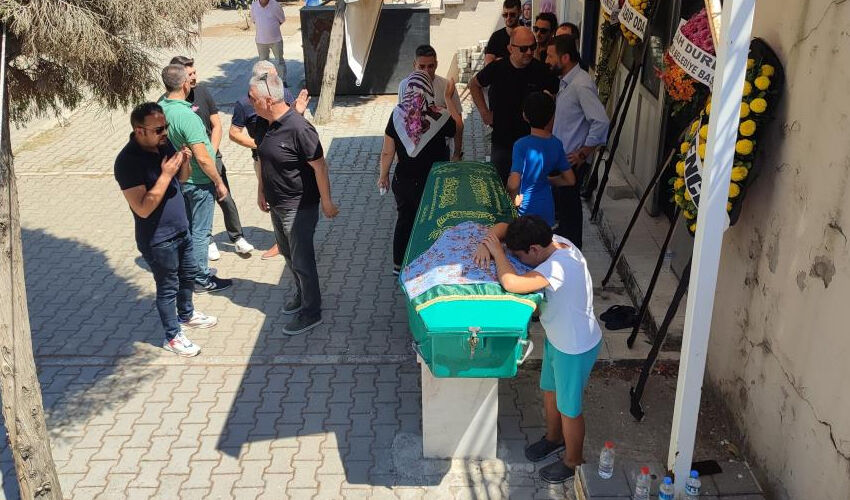 Doktor Güler Özcan Ülüş’e veda: Çocukları tabuta sarılarak gözyaşı döktü Doktor Güler Özcan Ülüş’e veda: Çocukları tabuta sarılarak gözyaşı döktü - 4. Resim