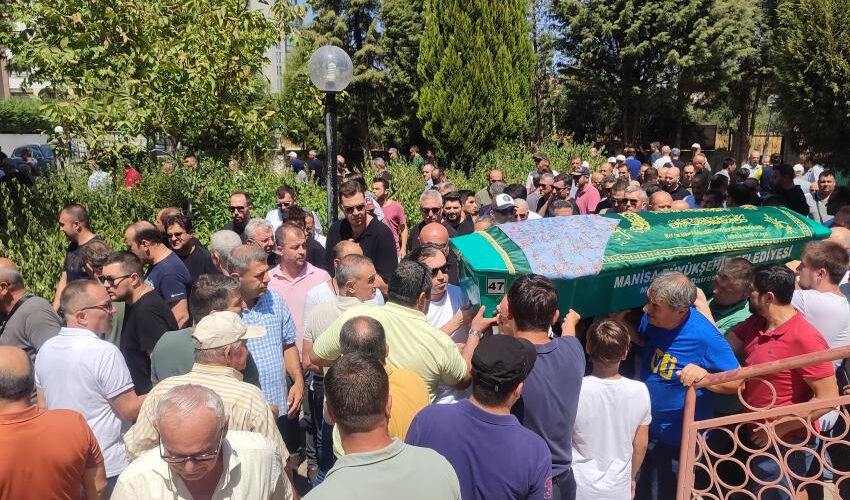 Doktor Güler Özcan Ülüş’e veda: Çocukları tabuta sarılarak gözyaşı döktü Doktor Güler Özcan Ülüş’e veda: Çocukları tabuta sarılarak gözyaşı döktü - 1. Resim