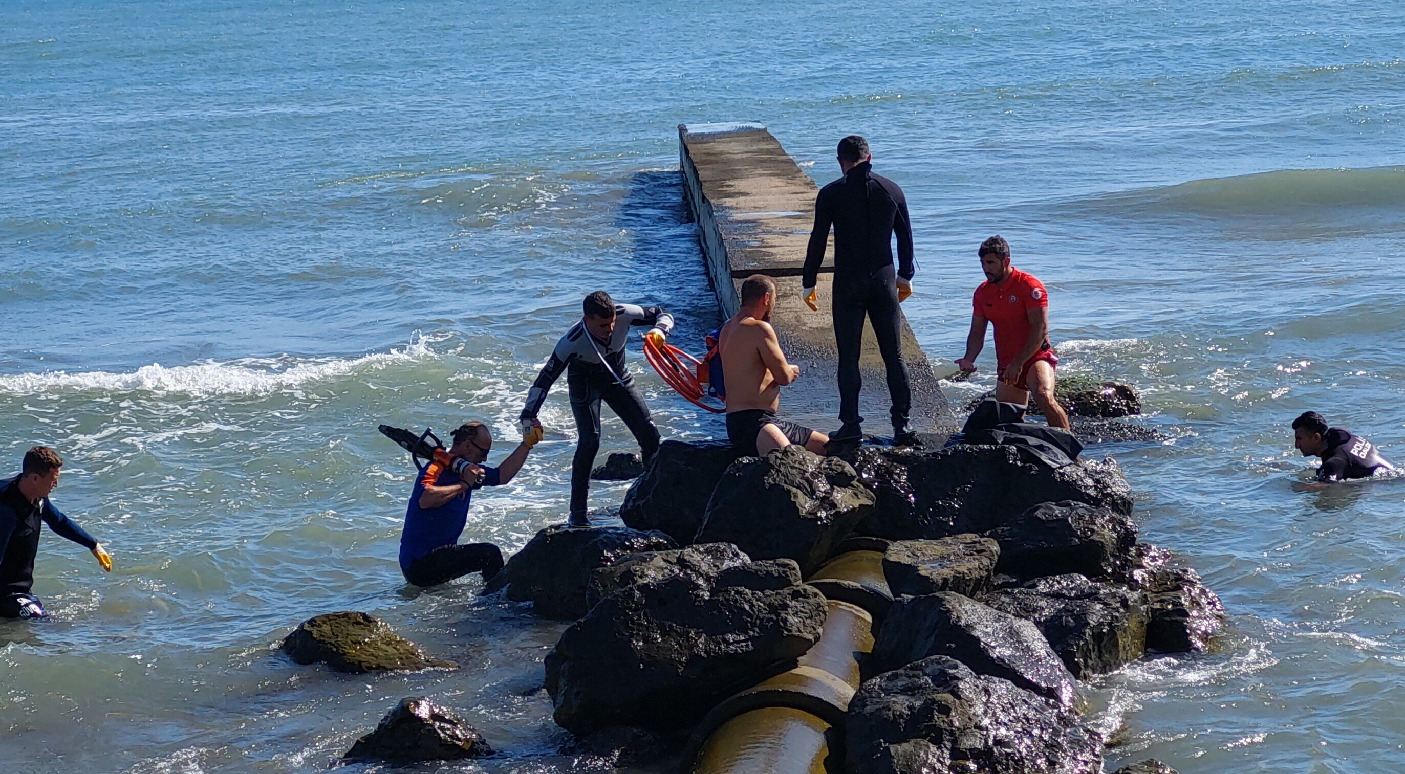 Gece yarısı denize girmişti! Cesedi kayalıkların arasında bulundu - 1. Resim