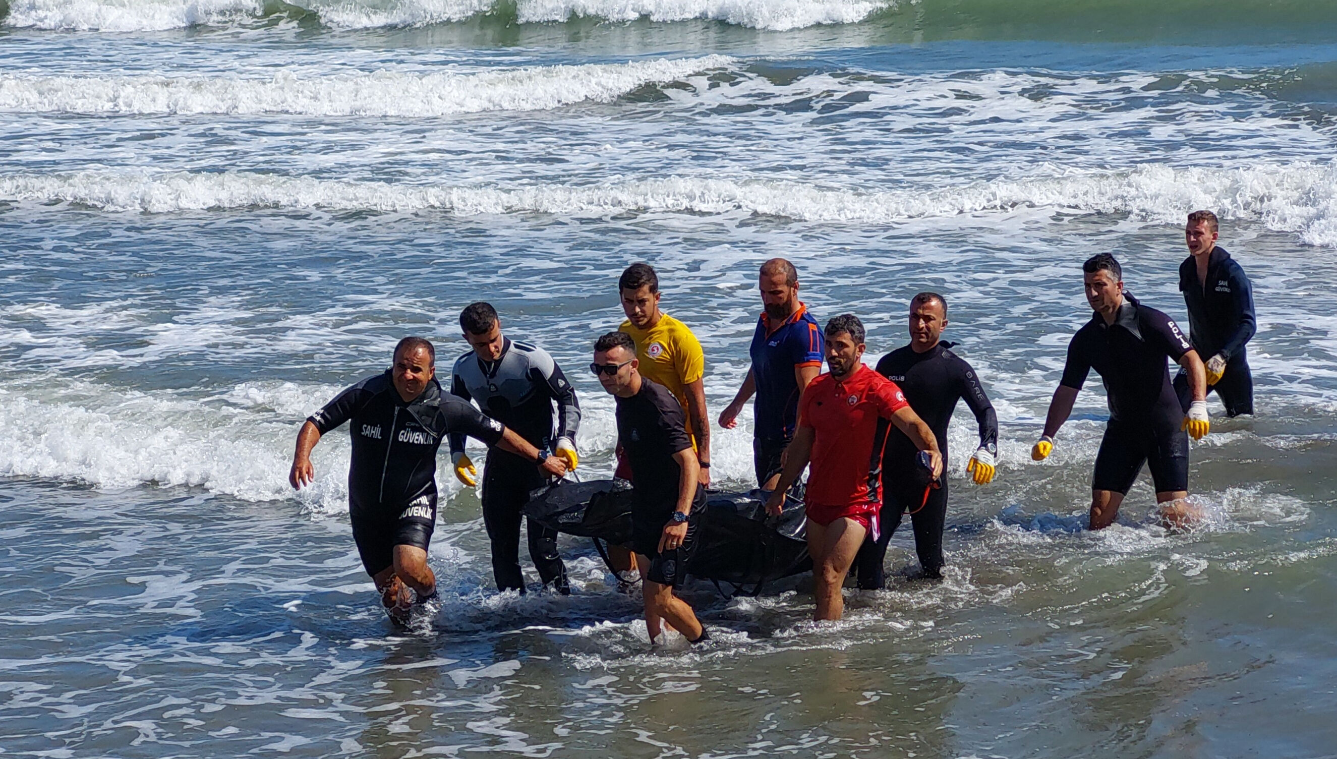 Gece yarısı denize girmişti! Cesedi kayalıkların arasında bulundu - 3. Resim
