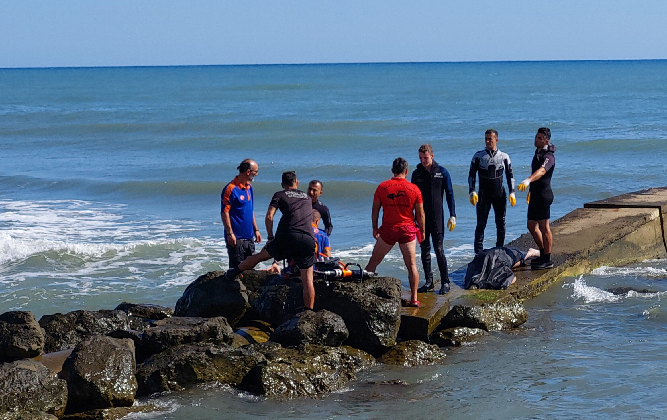 Gece yarısı denize girmişti! Cesedi kayalıkların arasında bulundu - 4. Resim