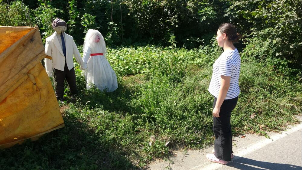 Gelin ve damattan korkuluk yaptı, kargalardan çok insanları şaşırttı - 1. Resim