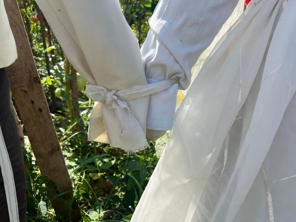 Gelin ve damattan korkuluk yaptı, kargalardan çok insanları şaşırttı - 5. Resim