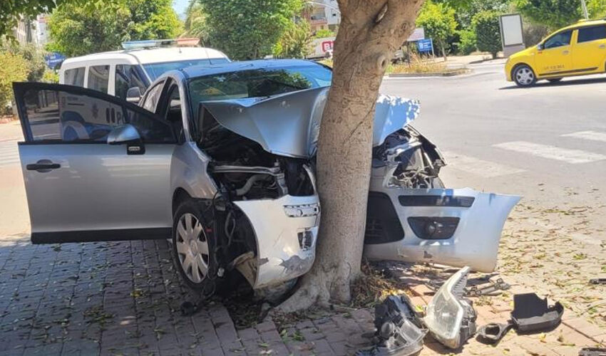 Hurdaya d&ouml;nen ara&ccedil;tan burnu bile kanamadan &ccedil;ıktı - 1. Resim