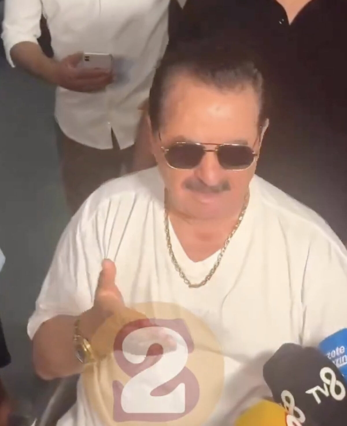 İbrahim Tatlıses'ten yakın arkadaşı Aydemir Akbaş'a veda İbrahim Tatlıses'ten yakın arkadaşı Aydemir Akbaş'a veda - 1. Resim