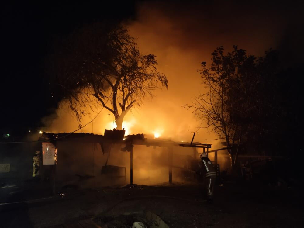 İstanbul'da sıcak saatler! Önce yangın sonra patlama sesleri... İstanbul'da sıcak saatler! Önce yangın sonra patlama sesleri... - 1. Resim