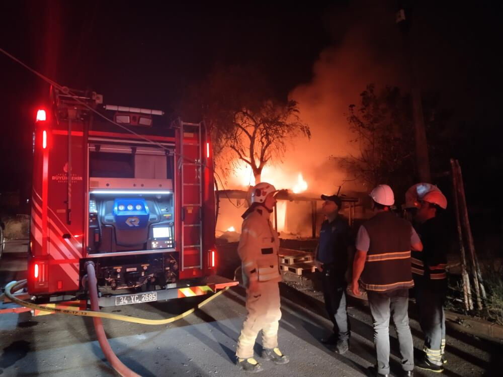 İstanbul'da sıcak saatler! Önce yangın sonra patlama sesleri... İstanbul'da sıcak saatler! Önce yangın sonra patlama sesleri... - 2. Resim