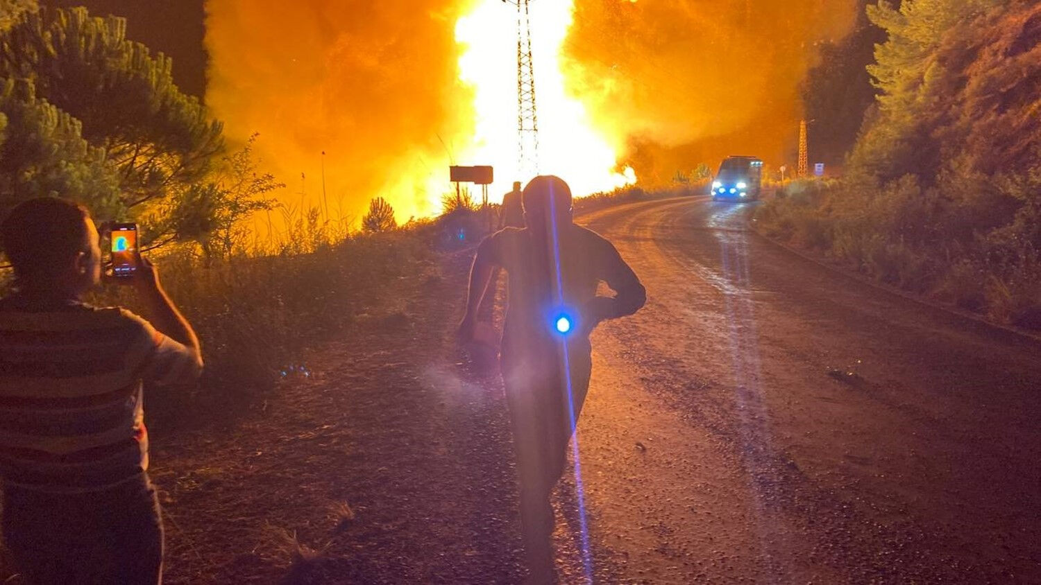 İzmir'de alevler evlere sıçradı, tahliye başladı! 7 ilde alevlerle amansız mücadele - 2. Resim