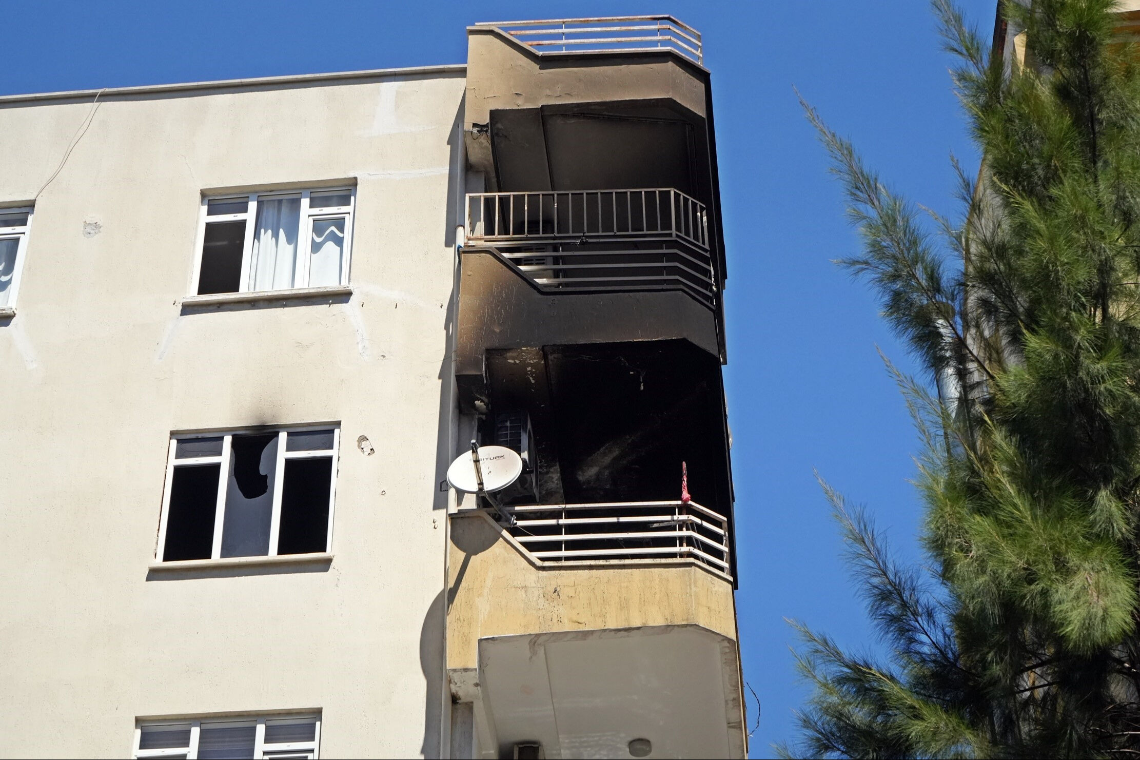 Kahvaltı yaparken evleri k&uuml;le d&ouml;nen yaşlı &ccedil;iftin g&ouml;zyaşlarını kimse durduramadı - 1. Resim