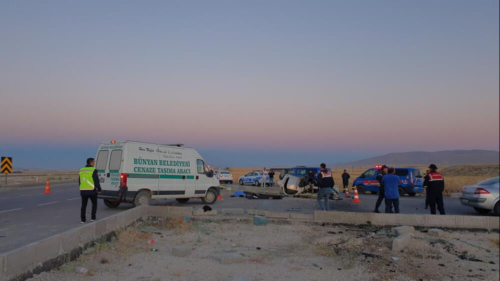 Kayseri'de feci kaza! Cenazeye giden araç takla attı: 4 ölü, 2 yaralı - 1. Resim
