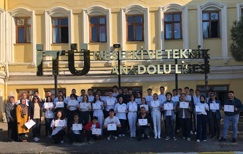 Tabelası indirildi... İTÜ lisesi kapanıyor! - 2. Resim