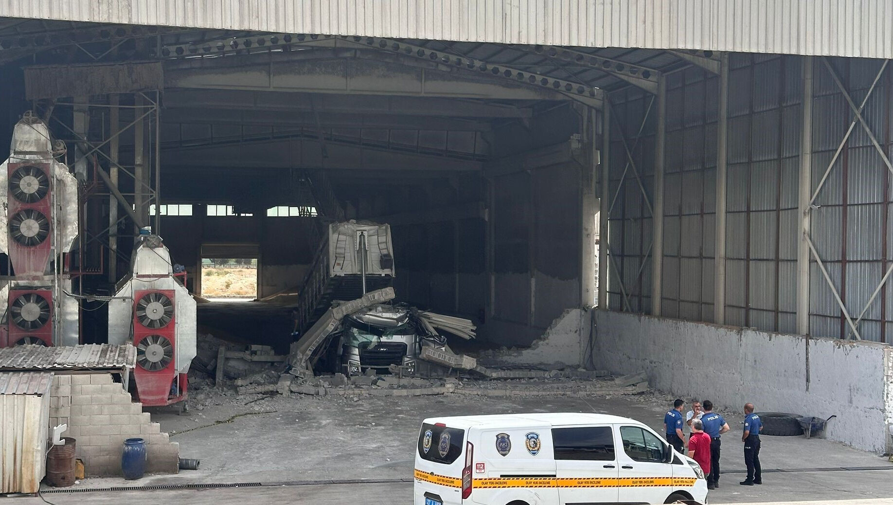 Tırının damperini açık unuttu, yıkılan duvarın enkazında can verdi Tırının damperini açık unuttu, yıkılan duvarın enkazında can verdi - 1. Resim