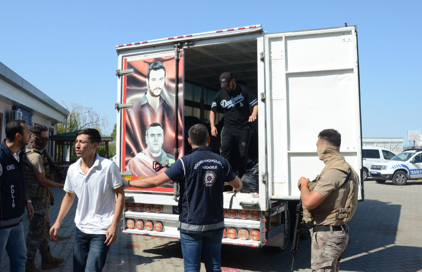 Üzerinde şehit fotoğrafları olan kamyonetten 67 göçmen çıktı - 4. Resim