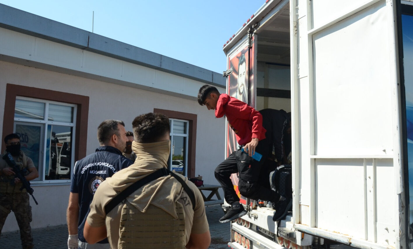 Üzerinde şehit fotoğrafları olan kamyonetten 67 göçmen çıktı - 1. Resim