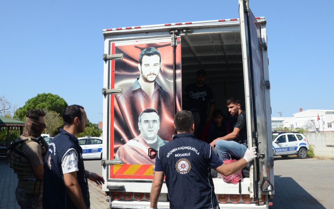 Üzerinde şehit fotoğrafları olan kamyonetten 67 göçmen çıktı - 3. Resim