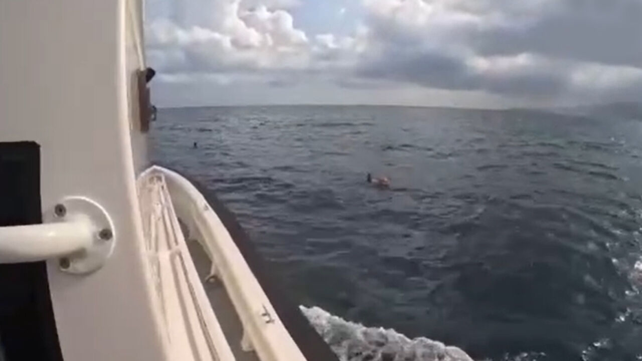 Akdeniz'de korku dolu anlar! Bir telefonla 3 kişinin hayatı kurtuldu - 2. Resim