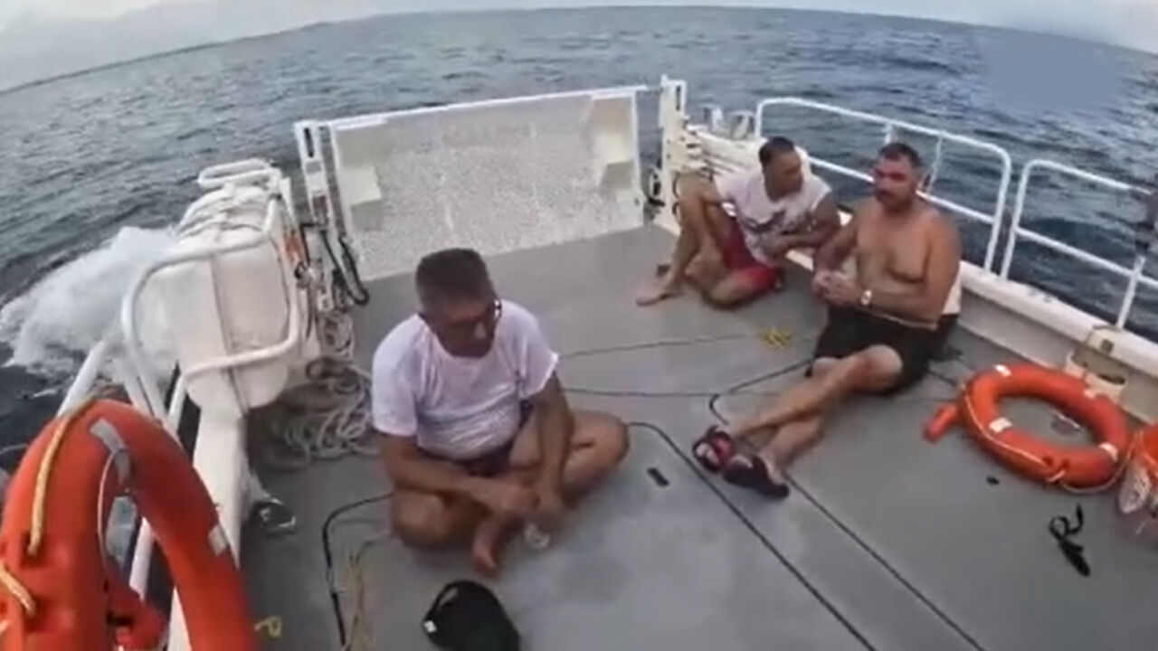 Akdeniz'de korku dolu anlar! Tekne battı, denize can pazarı yaşandı - 3. Resim