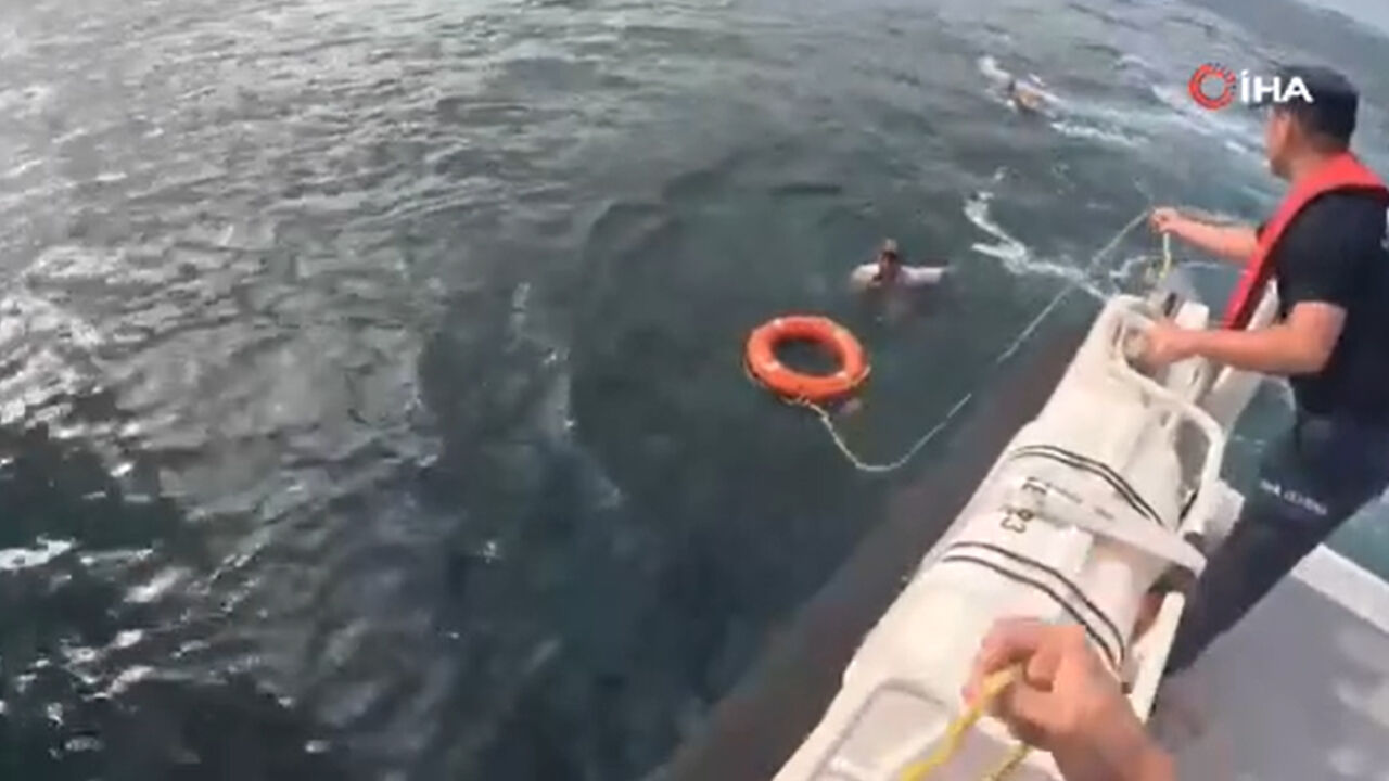 Akdeniz'de korku dolu anlar! Tekne battı, denize can pazarı yaşandı - 1. Resim
