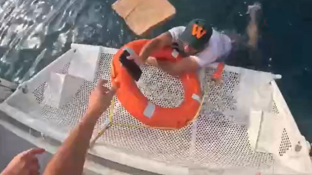 Akdeniz'de korku dolu anlar! Tekne battı, denize can pazarı yaşandı - 2. Resim