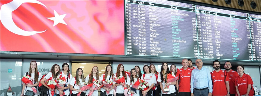 Avrupa şampiyonu 20 Yaş Altı Kadın Milli Voleybol Takımı yurda döndü! Çiçeklerle karşılandılar - 1. Resim