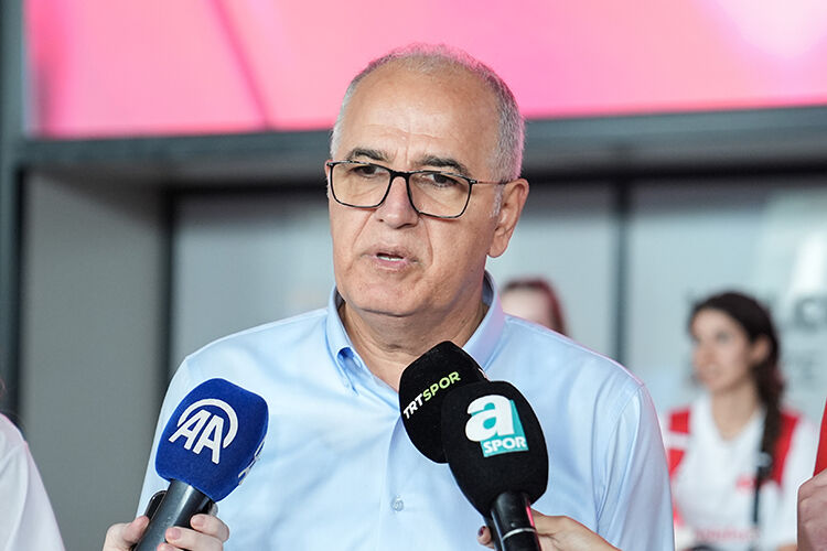 Avrupa şampiyonu 20 Yaş Altı Kadın Milli Voleybol Takımı yurda döndü! Çiçeklerle karşılandılar - 2. Resim