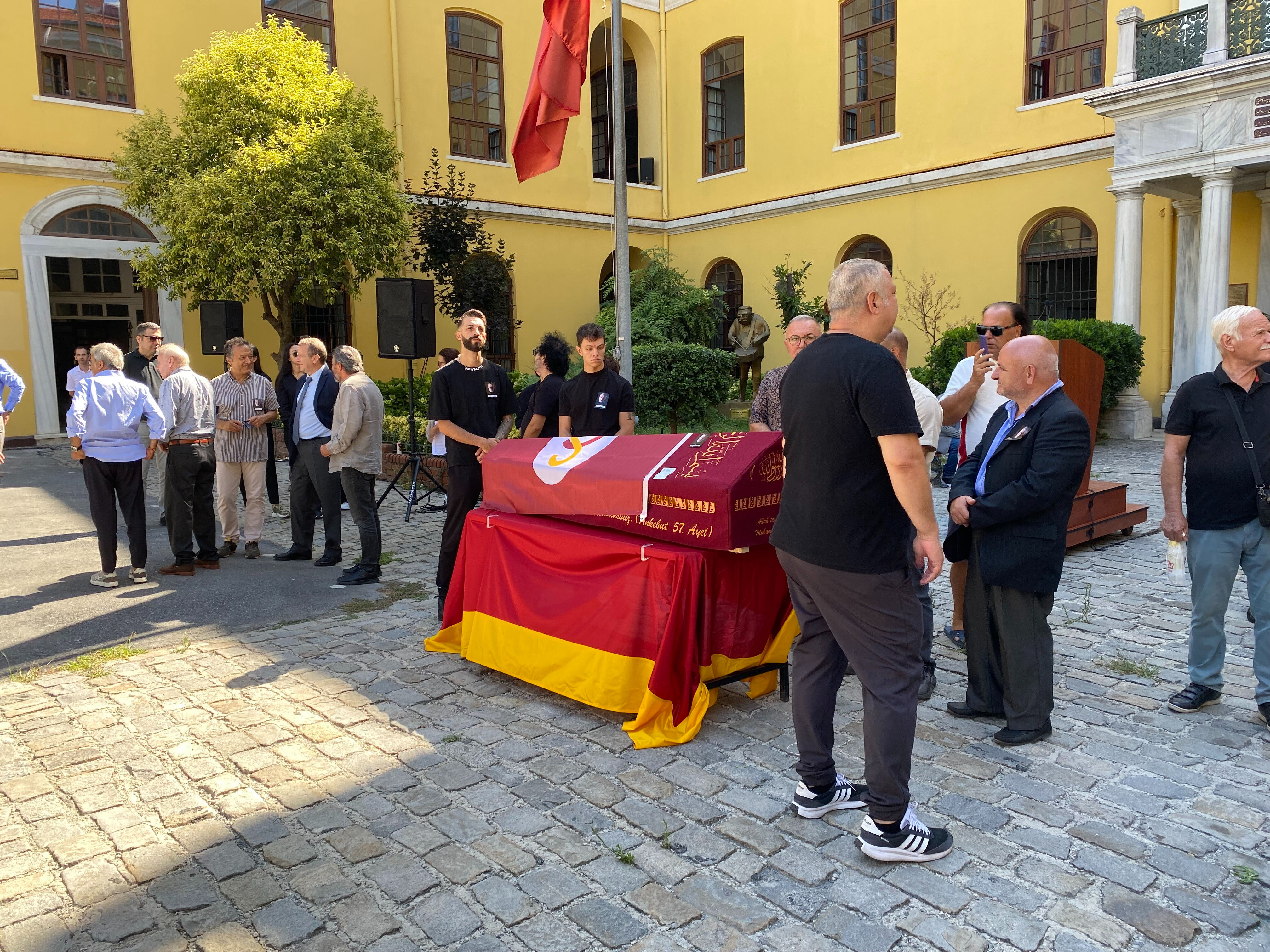 Aydemir Akbaş son yolculuğuna uğurlandı Aydemir Akbaş son yolculuğuna uğurlanıyor - 3. Resim