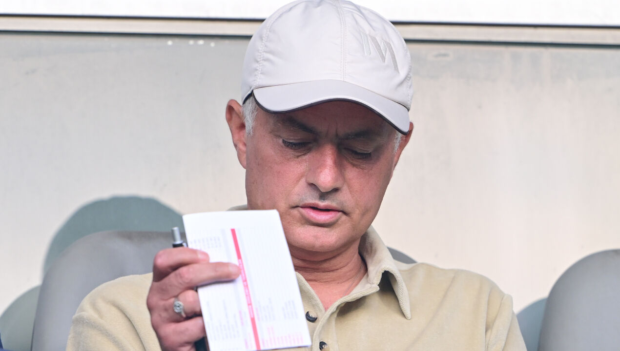 Başakşehir - Alanyaspor maçında Mourinho sürprizi! Elindeki detay dikkat çekti - 1. Resim