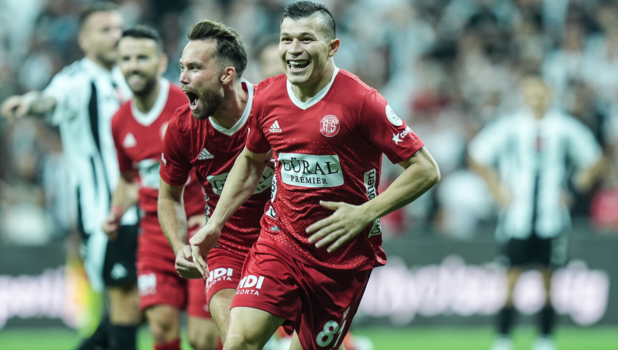 Kartal yeni transferleriyle uçuşa geçti! Beşiktaş, Antalyaspor'u farklı geçti Beşiktaş - Antalyaspor maçı golle başladı! Samudio 23. saniyede öne geçirdi, Immobile cevap verdi - 2. Resim