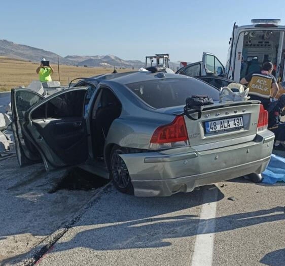 Burdur'da feci kaza! Yol kenarına bırakılan taşlar bir aileyi yok etti - 1. Resim